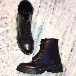 I am selling combat lace up boots